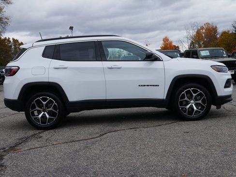 Used 2024 Jeep Compass Latitude image 7