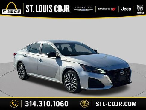 Used 2024 Nissan Altima 2.5 SV FWD image 1
