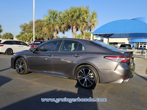 Used 2019 Toyota Camry SE image 3