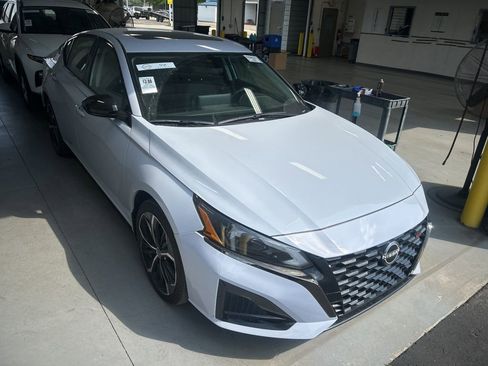 Used 2023 Nissan Altima 2.5 SR w/ SR Premium Package AWD/4WD image 8