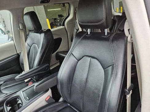 Used 2023 Chrysler Pacifica Touring-L FWD image 21