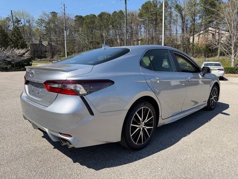 Used 2024 Toyota Camry SE image 3