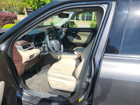 Used 2022 Toyota Highlander XLE image 2