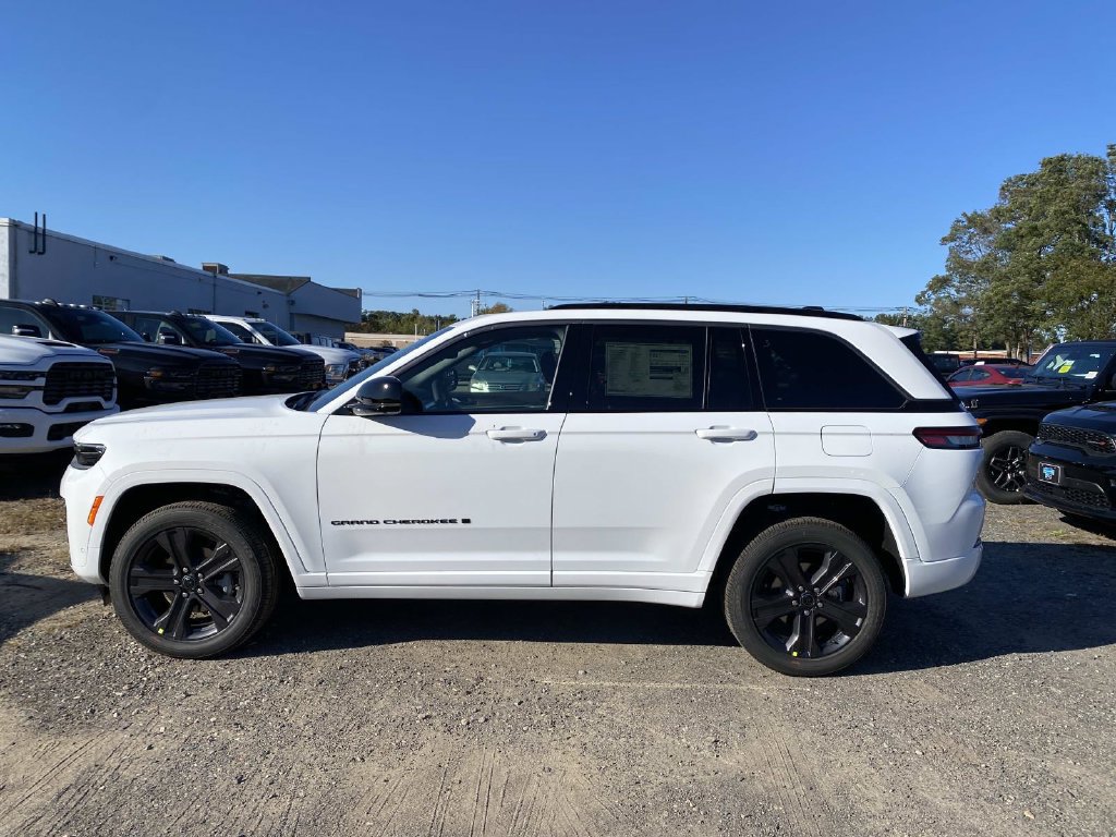 New 2027 Jeep Grand Cherokee Limited AWD/4WD image 2