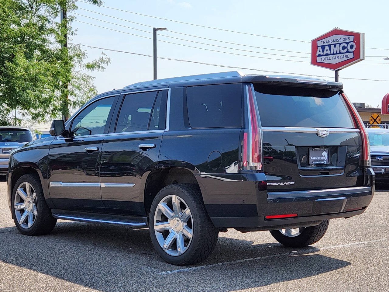 Used 2018 Cadillac Escalade Premium Luxury AWD/4WD image 7