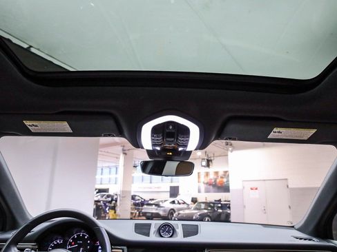 Certified 2025 Porsche Macan image 20