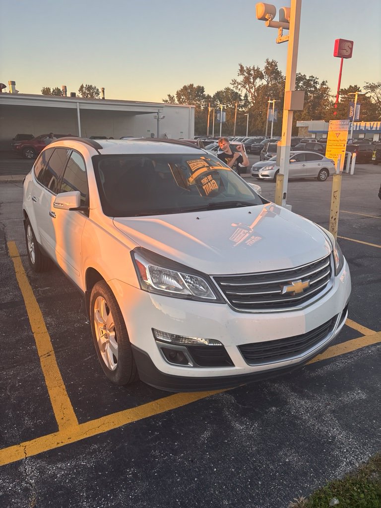Used 2017 Chevrolet Traverse LT w/ Style and Technology Package FWD image 3