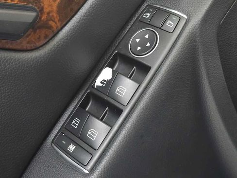 Used 2013 Mercedes-Benz C 300 4MATIC Sedan image 24