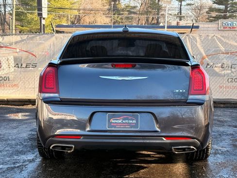 Used 2019 Chrysler 300 Touring w/ Sport Appearance Package image 10