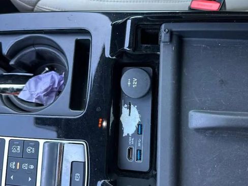 Used 2017 Land Rover Discovery HSE image 32