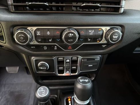 Used 2025 Jeep Wrangler Unlimited Sport AWD/4WD image 21