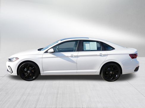 Certified 2025 Volkswagen Jetta SE w/ Sunroof Package image 4