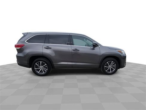 Used 2017 Toyota Highlander XLE image 9