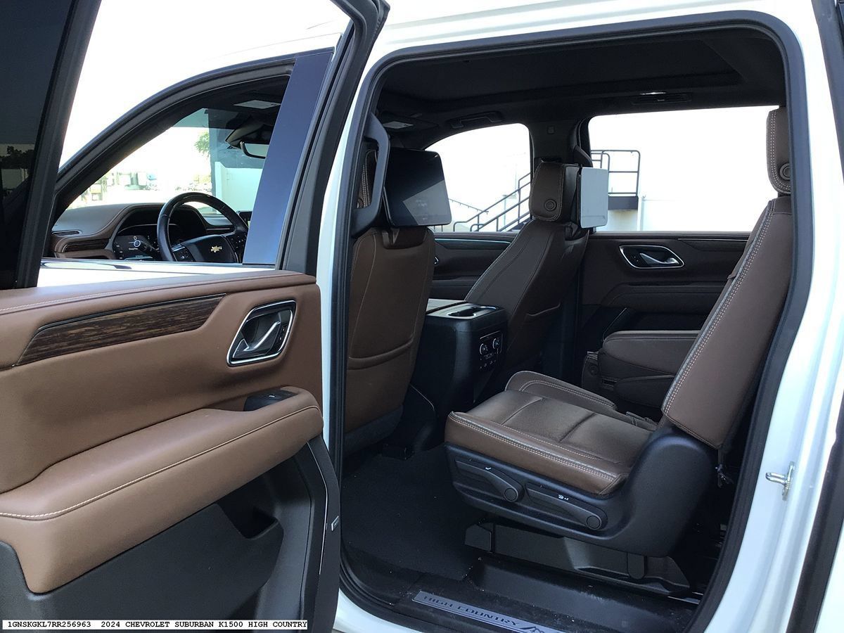 Used 2024 Chevrolet Suburban High Country w/ Advanced Technology Package AWD/4WD image 9