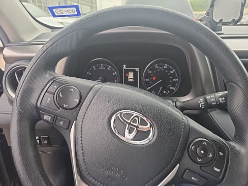 Used 2018 Toyota RAV4 LE image 9