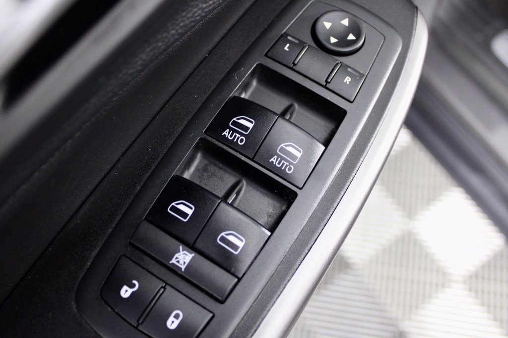 Used 2019 Jeep Cherokee Limited AWD/4WD image 16