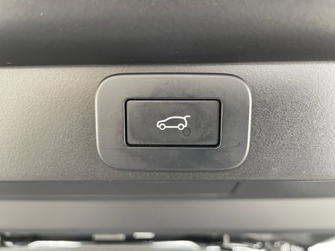 Certified 2025 Land Rover Range Rover SE image 38