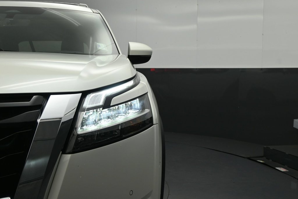 Used 2024 Nissan Pathfinder Platinum FWD image 16