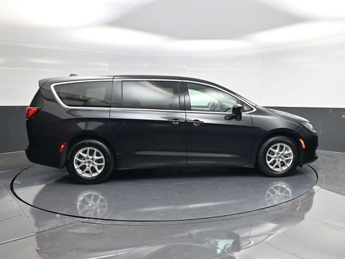 Used 2023 Chrysler Voyager LX image 2