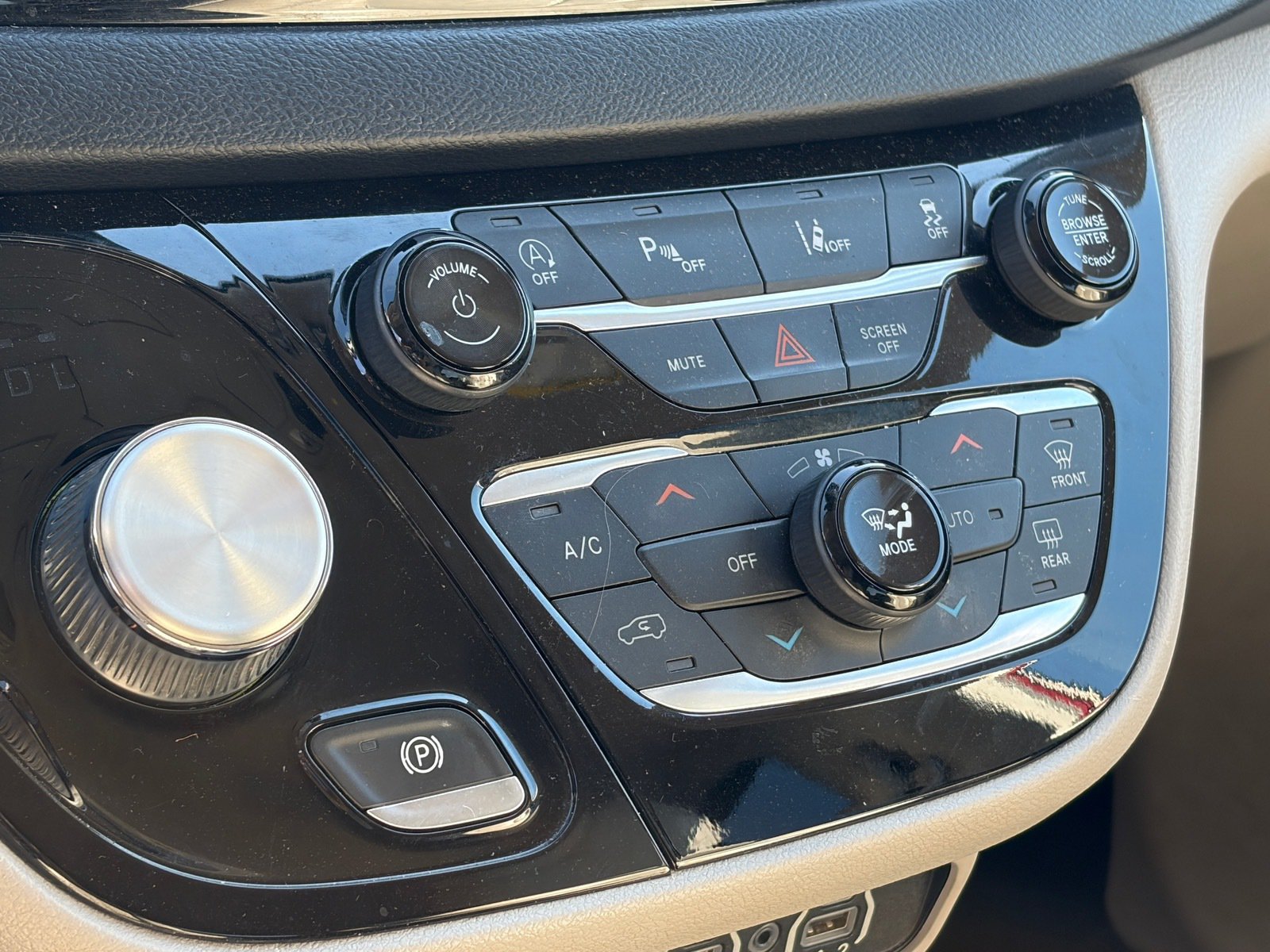 Used 2021 Chrysler Pacifica Touring-L FWD image 12