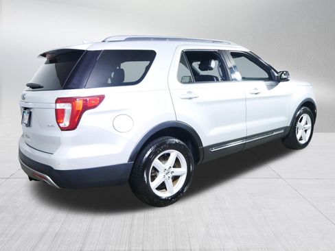 Used 2017 Ford Explorer XLT w/ Equipment Group 202A AWD/4WD image 7