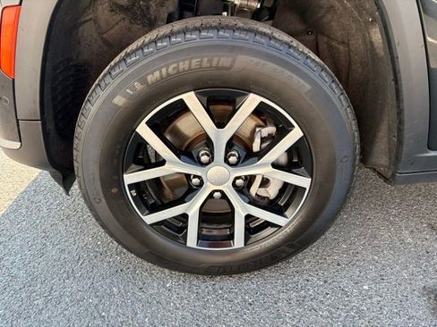 Used 2024 Jeep Grand Cherokee L Limited w/ Luxury Tech Group II image 13