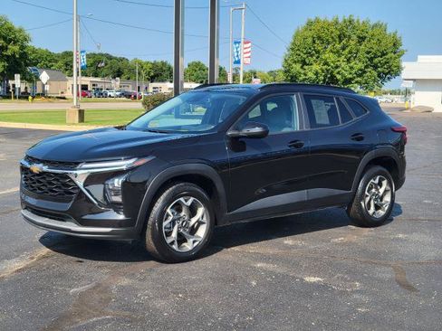 Used 2025 Chevrolet Trax LT FWD image 3