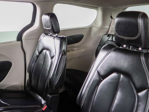 Used 2023 Chrysler Pacifica Touring-L FWD image 24