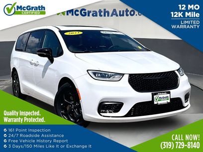 Used 2023 Chrysler Pacifica Limited w/ Uconnect Theater Family Group
