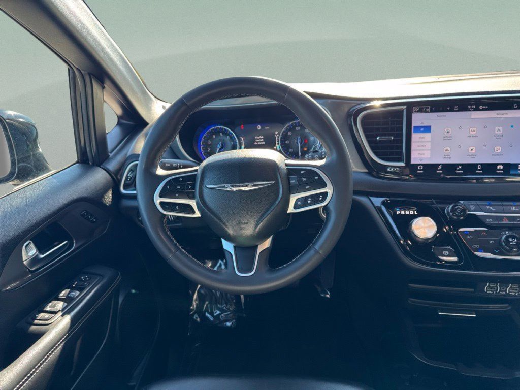Used 2025 Chrysler Pacifica Select FWD image 25