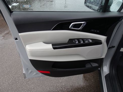 Used 2023 Kia Carnival SX image 11