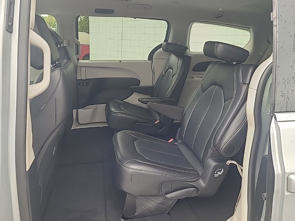 Used 2024 Chrysler Pacifica Touring-L FWD image 14