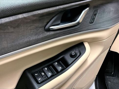 Used 2024 Jeep Grand Cherokee Limited image 30