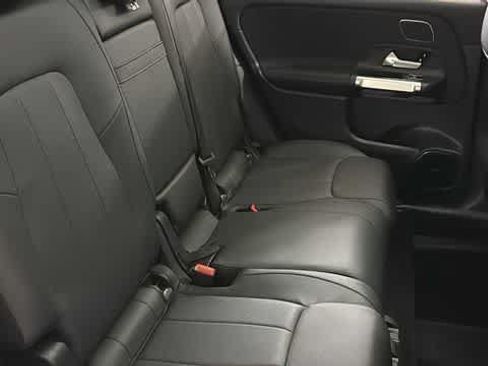 Used 2022 Mercedes-Benz GLB 250 4MATIC image 33