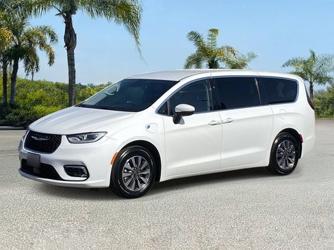 Used 2023 Chrysler Pacifica Touring-L FWD image 2