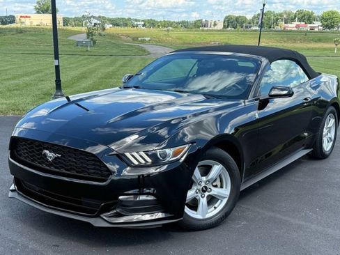 Used 2015 Ford Mustang Convertible RWD image 1