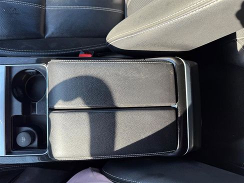 Used 2018 Land Rover Range Rover Velar R-Dynamic SE image 32