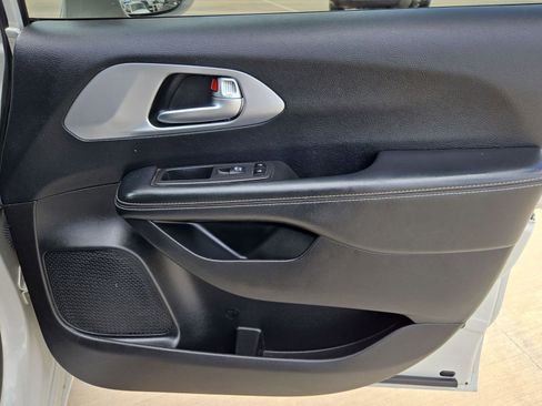 Used 2021 Chrysler Pacifica Touring w/ S Appearance Package image 24