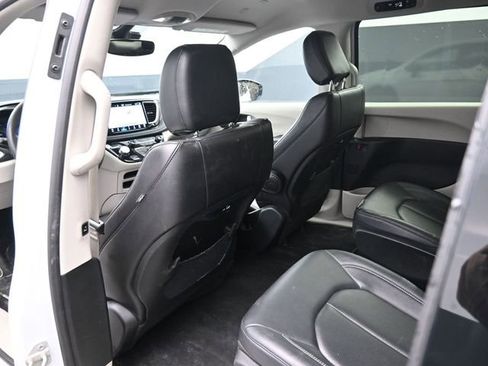 Used 2024 Chrysler Pacifica Select image 15