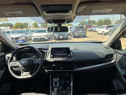 Used 2026 Nissan Rogue SV FWD image 34