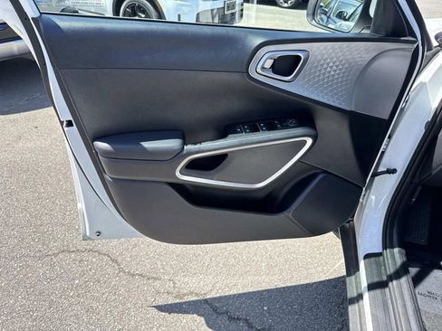Used 2025 Kia Soul LX w/ LX Technology Package FWD image 13
