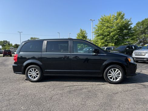 Used 2019 Dodge Grand Caravan SXT FWD image 2