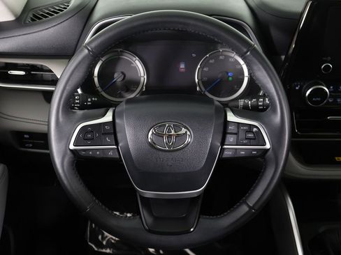 Used 2024 Toyota Highlander XLE AWD/4WD image 44