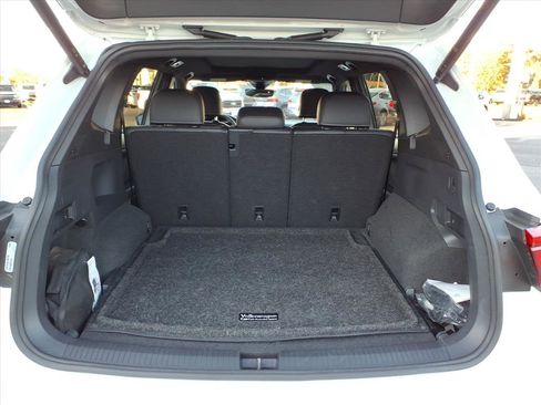 Certified 2022 Volkswagen Tiguan SE R-Line image 9