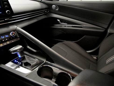 Used 2022 Hyundai Elantra SEL w/ Convenience + Premium Package image 26