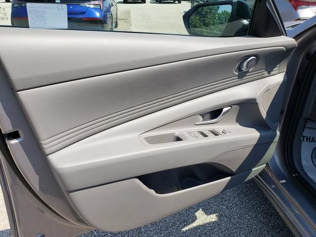 Certified 2025 Hyundai Elantra SEL FWD image 6