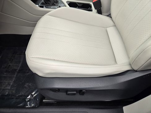 Used 2022 Volkswagen Tiguan SE w/ Panoramic Sunroof Package image 17