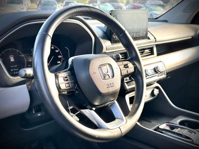 Used 2025 Honda Pilot Touring image 13