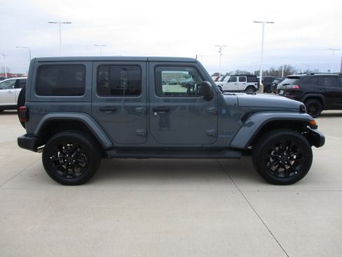 Used 2025 Jeep Wrangler Unlimited Sahara AWD/4WD image 8