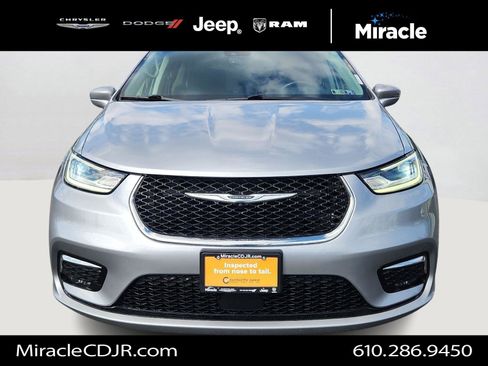 Certified 2021 Chrysler Pacifica Touring-L image 2